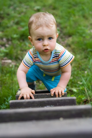 Νήπιο που ανεβαίνει σκάλα