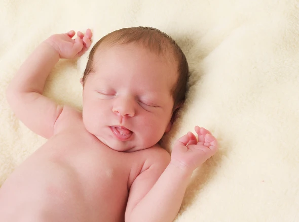 Ένα μωρό που πεινάει κουνάει τα χεράκια του ήσυχα και απαλά και βγάζει την γλώσσα έξω.