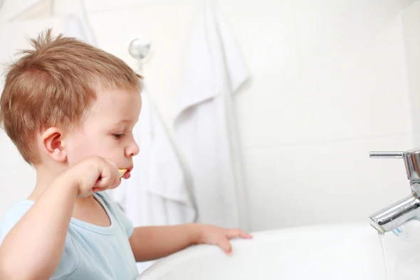 Νήπιο που βουρτσίζει τα δόντια του