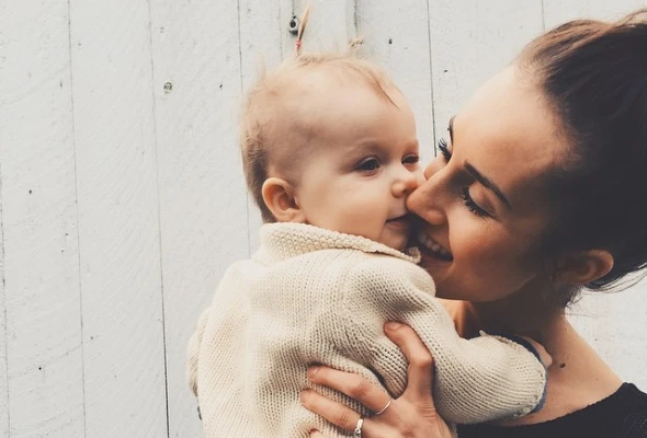 Γιατί δεν πρέπει να φιλάμε τα παιδιά στα χείλη!