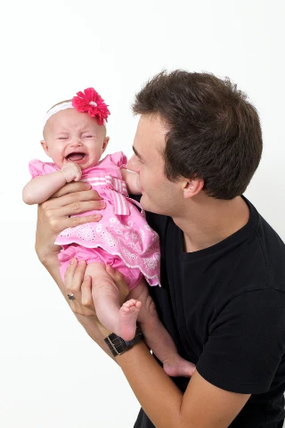 Μπαμπάς που ηρεμεί το μωρό του