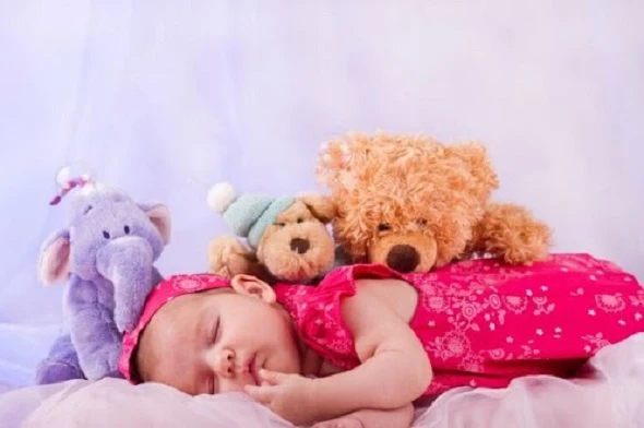 Μωρό με αντικείμενα στην κούνια