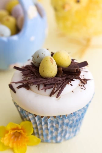 Cupcake με φωλιά σοκολάτας και αυγά