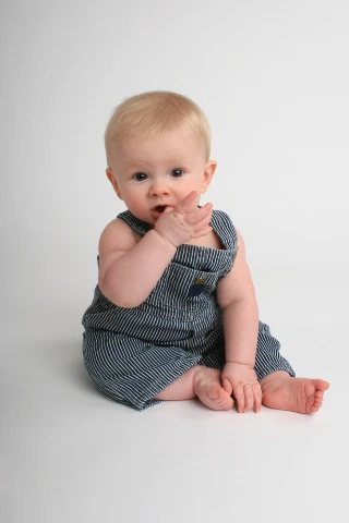 Βάζει τα πάντα στο στόμα του