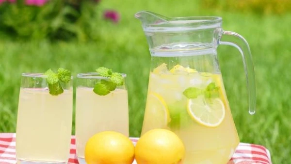 Σπιτική λεμονάδα χωρίς ζάχαρη