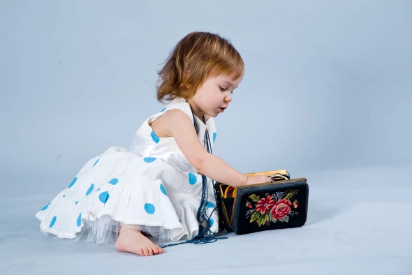 Νήπιο που ψαχουλεύει τσάντα