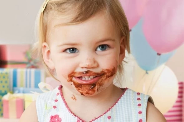 Toddlereatingacupcake