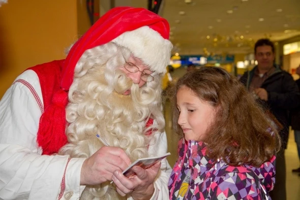 low child santa airport-15