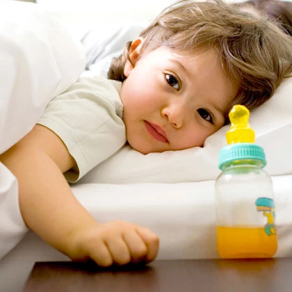 Νήπιο με χυμό πορτοκαλιού