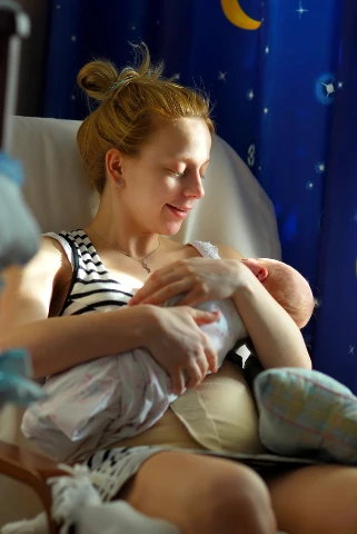 Μωρό που αποκοιμήθηκε στην αγκαλιά της μαμάς του