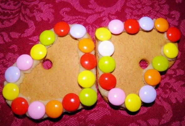 Smarties πάνω σε μπισκότα τζίντερ