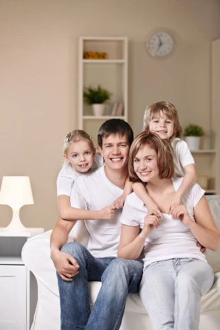 Οικογένεια αγκαλιά στο σαλόνι για family meeting