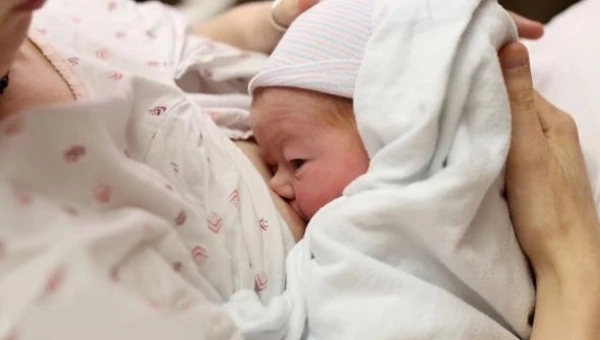 Αναλυτικός οδηγός θηλασμού (1η μέρα έως 6 μήνες)