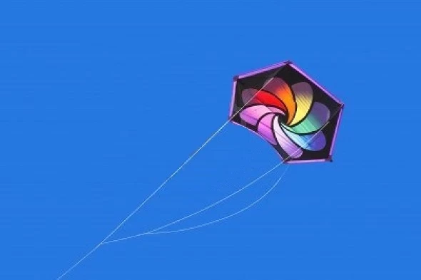 9543234-arcobaleno-colorato-aquilone-volare-alto-contro-un-cielo-blu