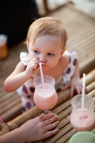 Μωρό που πίνει smoothie