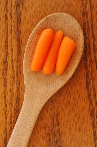 Ξύλινο κουτάλι με babycarrots
