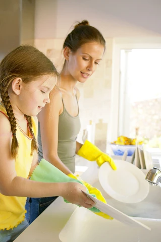 Παιδί που πλένει πιάτα