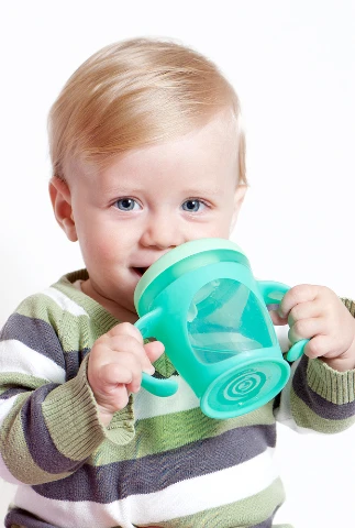 Παιδί που πίνει το γάλα του