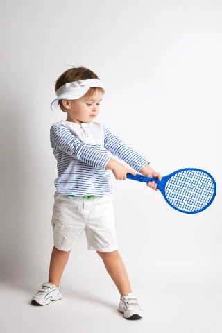 Παιδί που παίζει τένις