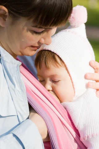 Χρησιμοποιήστε για τον θηλασμό έναν μαλακό μάρσιπο αγκαλιάς!
