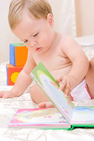 Μωρό που διαβάζει