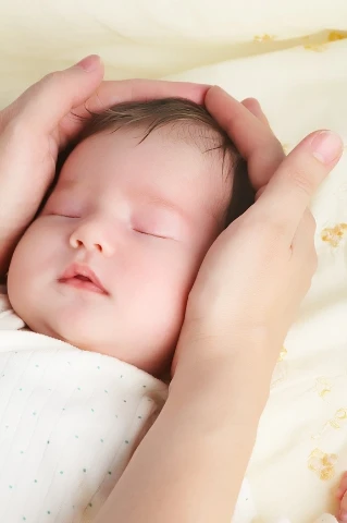 Υποστηρίζετε το κεφάλι με τα χέρια σας