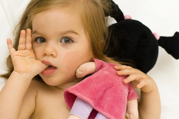 Νήπιο που πιπιλάει δάχτυλο